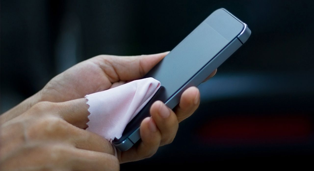 كيف تنظف هاتفك بأمان باستخدام مناديل معقمة؟ - صورة الأخبار على imei.info